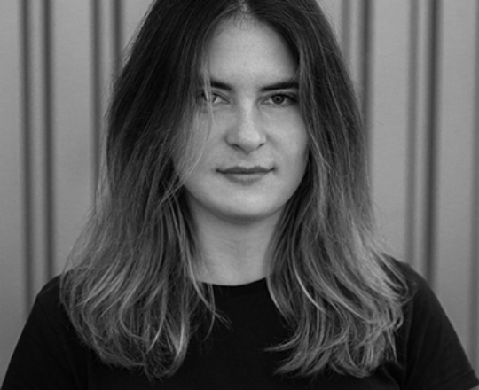 Ein beeindruckendes Portraitfoto von Daniel Fink-Fotografie aus Karlsruhe. Das Bild zeigt Michelle in Schwarz-Weiß, aufgenommen mit der Leica q3, und betont ihre einzigartige Persönlichkeit und Ausdruckskraft.